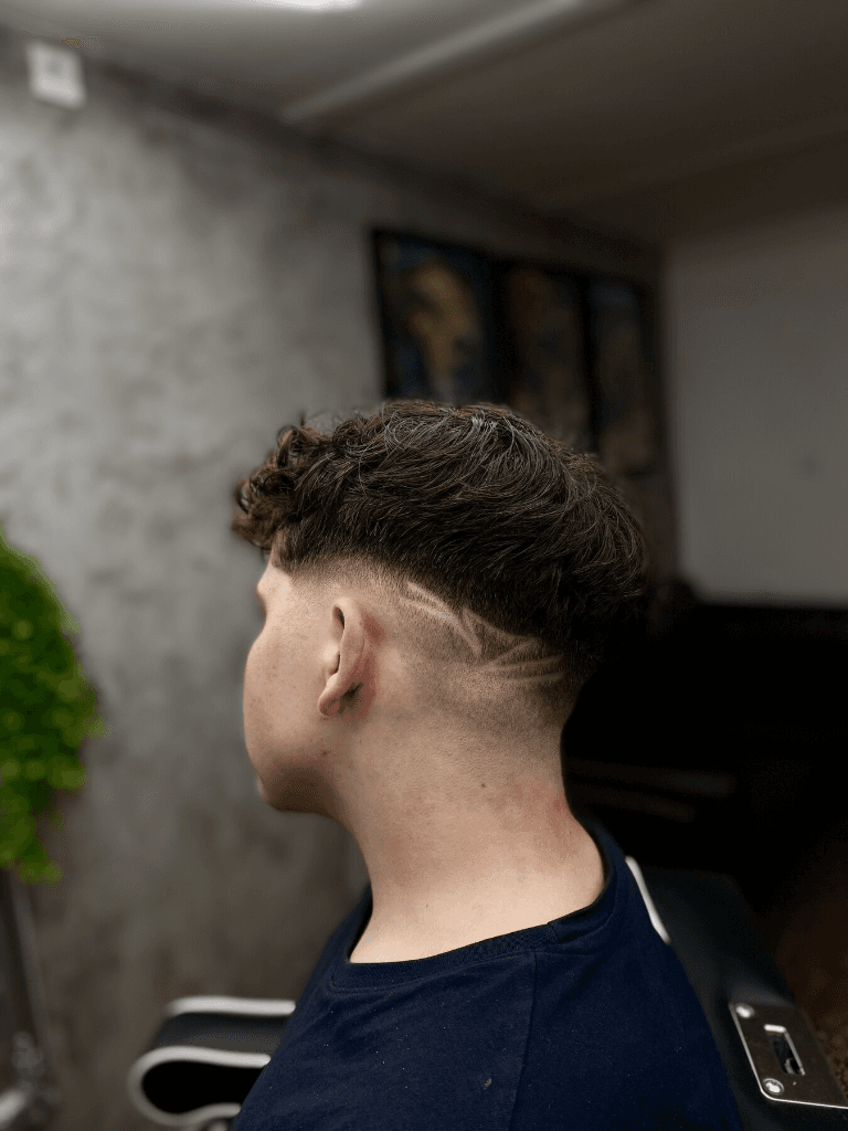 Detailný břitvový design pruhov - The AK Barber Studio